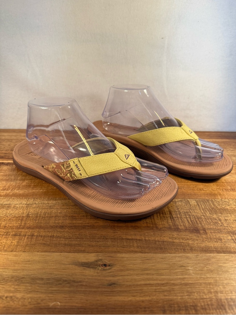 Reef Women's Santa Ana Flip-Flops in Banana Yellow/Palm Leaf Pattern Size 8